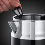 ⁦راسل هوبز غلاية [1.7 لتر، 2400 واط] من الستانلس ستيل المصقول الاسود الكلاسيكي (وظيفة الغليان السريع، عرض درجة حرارة الماء بتصميم رترو، مؤشر خارجي لمستوى المياه) ماكينة صنع الشاي العتيقة 21671-70⁩ - الصورة ⁦3⁩