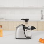 ⁦امزر شيف عصارة - عصارة بطيئة بالضغط البارد - عصارة مضغ للفواكه والخضروات الكاملة - مضغ دقيق لا حاجة للفلتر - عصارة عصير خالية من BPA مع كوبين وفرشاة - رمادي⁩ - الصورة ⁦2⁩