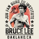 ⁦تي شيرت للبالغين مطبوع عليه Bruce Lee Chinese Martal Arts Icon Jun Fan Gung Fu Institute لون اوف وايت⁩ - الصورة ⁦2⁩