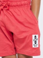 ⁦طقم تيشيرت وشورت برسومات لوح تزلج للاولاد من ستايلي، لون احمر⁩ - الصورة ⁦5⁩