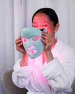 ⁦قناع علاجي باضاءة LED من كيور - قناع وجه LED قابل للتخصيص يتكيف مع بشرتك - قناع اضاءة LED للخطوط الدقيقة، معتمد من ادارة الغذاء والدواء الامريكية، صبغة غير متساوية وتحسين البثور⁩ - الصورة ⁦2⁩