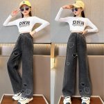 ⁦بنطلون جينز كاجوال باستك عند الخصر للبنات الصغيرات بنمط قلوب وارجل واسعة مناسب لعمر 5-15 سنة⁩ - الصورة ⁦7⁩