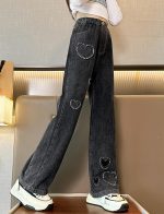 ⁦بنطلون جينز كاجوال باستك عند الخصر للبنات الصغيرات بنمط قلوب وارجل واسعة مناسب لعمر 5-15 سنة⁩ - الصورة ⁦3⁩