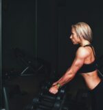 ⁦اساور رياضية بديلة ناعمة ومتينة متوافقة مع ساعة شاومي ريدمي ووتش 5 للنساء والرجال من قطعتين (اسود وازرق)⁩ - الصورة ⁦7⁩