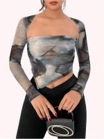 ⁦بلوزة قصيرة غير متماثلة مصبوغة بالربط واكمام طويلة وقبة مربعة للنساء من جورجليتر⁩ - الصورة ⁦2⁩