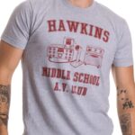 هاوكنز ميدل سكول ايه في Club | تي شيرت كلاسيكي الطراز الثمانينيات AV Hawkin