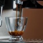 ⁦اريتي ماكينة تحضير قهوة اسبريسو بقدرة 1600 واط مع مطحنة قهوة مدمجة وبخار + 6 اكواب كهربائية لتحضير قهوة الموكا، 480 واط برائحة الموكا، مثالية للمنزل والمكتب - Art1313+Art1368⁩ - الصورة ⁦4⁩