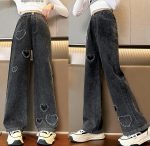 ⁦بنطلون جينز كاجوال باستك عند الخصر للبنات الصغيرات بنمط قلوب وارجل واسعة مناسب لعمر 5-15 سنة⁩ - الصورة ⁦4⁩