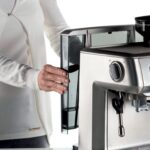 ⁦اريتي ماكينة تحضير قهوة اسبريسو بقدرة 1600 واط مع مطحنة قهوة مدمجة وبخار + 6 اكواب كهربائية لتحضير قهوة الموكا، 480 واط برائحة الموكا، مثالية للمنزل والمكتب - Art1313+Art1368⁩ - الصورة ⁦3⁩