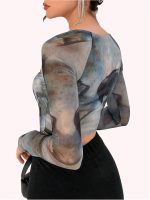 ⁦بلوزة قصيرة غير متماثلة مصبوغة بالربط واكمام طويلة وقبة مربعة للنساء من جورجليتر⁩ - الصورة ⁦4⁩