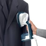 ⁦جهاز كي بالبخار 2 في 1 من كينوود، مكواة بخار للملابس + مكواة بالبخار بقدرة 1000 واط مع لوح دوار، وقاعدة من السيراميك، إضاءة LED GSP40.000WB ابيض/ازرق⁩ - الصورة ⁦10⁩