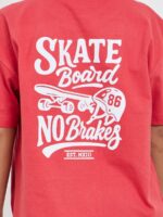 ⁦طقم تيشيرت وشورت برسومات لوح تزلج للاولاد من ستايلي، لون احمر⁩ - الصورة ⁦3⁩