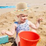 ⁦طقم قبعة شمس وشنطة كروس صغيرة للبنات، مجموعة من قبعة القش الصيفية للحماية من الشمس ومحفظة صغيرة، قبعة كبيرة قابلة للطي بحافة عريضة من القش للاطفال والبنات في العطلات والانشطة الخارجية والسفر⁩ - الصورة ⁦2⁩