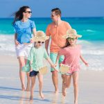 ⁦طقم قبعة شمس وشنطة كروس صغيرة للبنات، مجموعة من قبعة القش الصيفية للحماية من الشمس ومحفظة صغيرة، قبعة كبيرة قابلة للطي بحافة عريضة من القش للاطفال والبنات في العطلات والانشطة الخارجية والسفر⁩ - الصورة ⁦3⁩