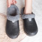 ⁦شبشب شتوي للرجال والنساء من كيزكين، شبشب فرو منفوش للحديقة، شبشب مفتوح من الخلف للمنزل والاماكن الداخلية والخارجية⁩ - الصورة ⁦3⁩