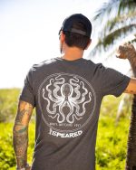 ⁦تي شيرت بأكمام قصيرة بنمط أخطبوط برمح كراكن - صيد الرمح⁩ - الصورة ⁦3⁩