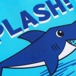 ⁦طقم ملابس سباحة للاولاد الصغار من رافليتا® مكون من 3 قطع، بدلة سباحة بتصميم ديناصور للحماية من الطفح الجلدي بعامل حماية من الاشعة فوق البنفسجية 50+⁩ - الصورة ⁦2⁩