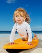 ⁦ويليت قميص سباحة للاولاد من راش جارد باكمام طويلة بعامل حماية من الاشعة فوق البنفسجية 50+ بعامل حماية من الشمس بعامل حماية من الشمس بعامل حماية من اشعة الشمس⁩ - الصورة ⁦6⁩