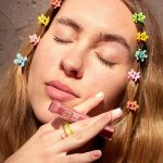 ⁦3 اينا احمر شفاه ذا كولور ليب جلو 503 - مرطب شفاه متوسط اللون مع زبدة الشيا - عتامة عالية للشفاه مع ملمس مريح - عتامة عالية - نباتي - لم يتم اختباره على الحيوانات⁩ - الصورة ⁦7⁩