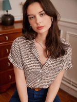 ⁦بلوزة نسائية بأكمام دولمان مطبوعة بالكامل بأزرار سفلية وأكمام قصيرة من جورجليتر⁩ - الصورة ⁦3⁩