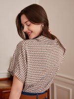 ⁦بلوزة نسائية بأكمام دولمان مطبوعة بالكامل بأزرار سفلية وأكمام قصيرة من جورجليتر⁩ - الصورة ⁦2⁩