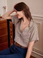 ⁦بلوزة نسائية بأكمام دولمان مطبوعة بالكامل بأزرار سفلية وأكمام قصيرة من جورجليتر⁩ - الصورة ⁦4⁩