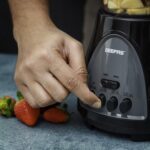 ⁦جيباس خلاط 3 في 1، محرك قوي 400 واط، شفرات تقطيع ستانلس ستيل Gsb44034 بست سرعات مع وظيفة النبض، برطمان 1.5 لتر عصارة للفواكه الكاملة والخضروات وكسارة الثلج، اسود⁩ - الصورة ⁦5⁩