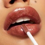 ⁦e.l.f. طلاء شفاه مرطب ولامع وغير لزج ويدوم طويلا ويوفر أقصى قدر من اللون وينساب عليه لوف بايت 2.5 مل⁩ - الصورة ⁦6⁩