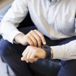 ⁦اوميدا 3 قطع من الاساور الاحتياطية المقاومة للماء من السيليكون وسوار رياضي جيد التهوية، متوافق مع هواوي باند 6 وباند 6 برو، سوار هونر باند 6 (اسود / ازرق ميدنايت / رمادي فاتح)⁩ - الصورة ⁦6⁩