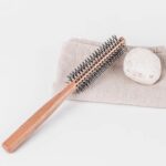 ⁦فرشاة دائرية صغيرة للشعر القصير من ساكون، مشط دوار للشعر القصير المجعد، مشط دائري لتجفيف الشعر، فرشاة تصفيف الشعر كويف رولر لتصفيف الشعر في صالونات التجميل للشعر الرقيق للنساء والرجال⁩ - الصورة ⁦3⁩