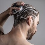 ⁦اداة تدليك وخطاف لفروة الرأس، اداة تنظيف وحامل ادوات الزينة من السيليكون، ملحقات الدش والحمام، تتميز بتقنية قبضة السيليكون، قابلة للازالة واعادة الاستخدام (اسود)⁩ - الصورة ⁦9⁩