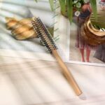 ⁦فرشاة دائرية صغيرة للشعر القصير من ساكون، مشط دوار للشعر القصير المجعد، مشط دائري لتجفيف الشعر، فرشاة تصفيف الشعر كويف رولر لتصفيف الشعر في صالونات التجميل للشعر الرقيق للنساء والرجال⁩ - الصورة ⁦6⁩