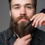 ⁦3 قطع من فرشاة اللحية للرجال، 2 قطعة فرشاة تنظيف حلاقة و1 مشط محمول، فرشاة الحلاقة، مجموعة فرش اللحية، لوازم الحلاقين، فرشاة تنظيف الحلاقين للمنزل وصالونات التجميل⁩ - الصورة ⁦3⁩