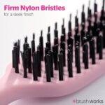 ⁦براش ووركس فرشاة شعر بشعيرات من سليك باك - فرشاة تصفيف بشعيرات نايلون متينة للحصول على ذيل حصان ناعم وانيق وكعك وتحديثات - تصميم منحني لترويض الذباب مصنوعة من مواد معاد تدويرها بنسبة 95%⁩ - الصورة ⁦4⁩