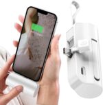 ⁦سيركيت جرين باور بانك صغير 5000 مللي امبير في الساعة بموصل نوع C، شاحن محمول، بطارية مع كيبلات مدمجة، حامل قابل للطي وشاشة LED – متوافق مع ايفون، سامسونج جالكسي، ايربودز، ايباد (أبيض)⁩ - الصورة ⁦6⁩