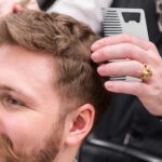 ⁦فيلكيس مشط شعر ولحية للرجال من الستانلس ستيل بحجم بطاقة الائتمان، مشط جيب محمول مضاد للكهرباء الساكنة مع فتاحة زجاجات لتصفيف الشعر والتصفيف⁩ - الصورة ⁦7⁩