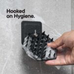 ⁦اداة تدليك وخطاف لفروة الرأس، اداة تنظيف وحامل ادوات الزينة من السيليكون، ملحقات الدش والحمام، تتميز بتقنية قبضة السيليكون، قابلة للازالة واعادة الاستخدام (اسود)⁩ - الصورة ⁦3⁩