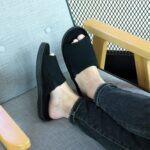 ⁦شبشب منزلي مريح للرجال بتصميم مفتوح عند الاصابع مصنوع من الميموري فوم، شبشب داخلي مريح سهل الارتداء وجيد التهوية ومضاد للانزلاق وناعم وخفيف الوزن لغرفة النوم والمنزل⁩ - الصورة ⁦4⁩